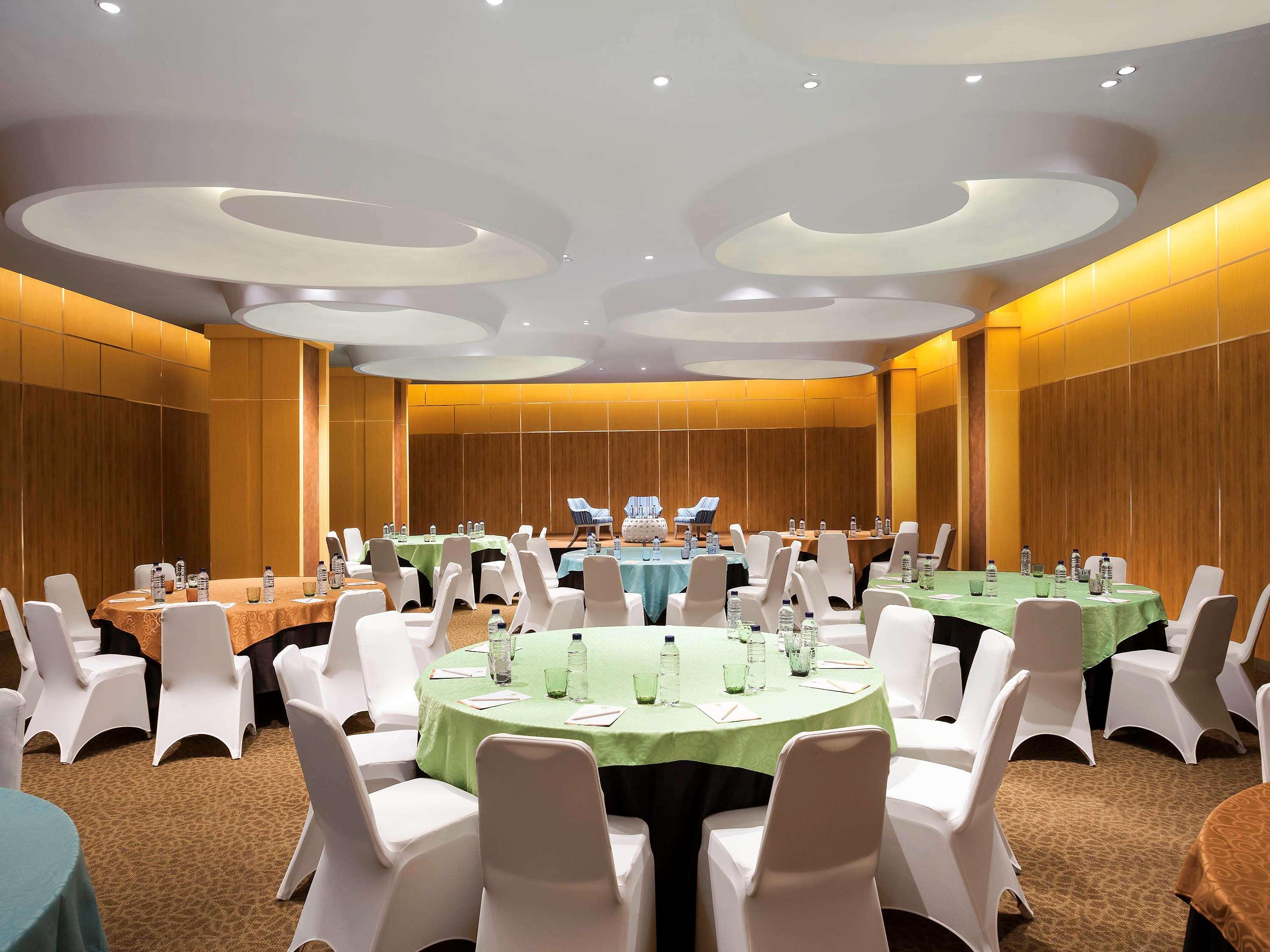 The Southern Hotel Surabaya Formerly Ibis Styles Surabaya Jemursari Buitenkant foto